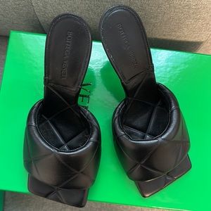 Bottega Veneta Rubber Lido sandal quilted lagoon